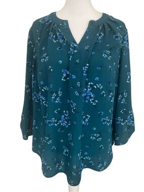 41 Hawthorn Green Floral Split-Neck Blouse. 3/4 Roll Sleeves. Size 1X.